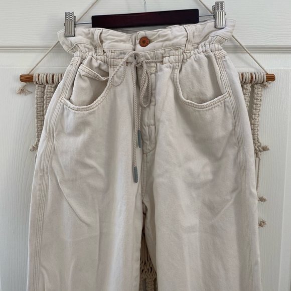 CLOSED Lexi Drawstring Paper Bag Jeans in Ecru - Picture 11 of 12